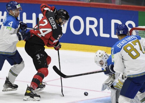 Kanādas hokejistiem smaga uzvara pret Kazahstānu