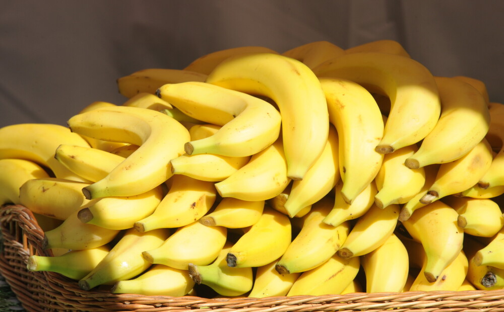 Kā uzglabāt banānus, lai tie nepaliek brūni 