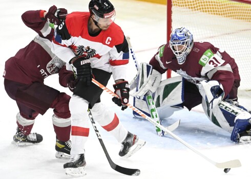 Šilovs pēcspēles metienos palīdz Latvijai izcīnīt otro uzvaru pasaules čempionātā
