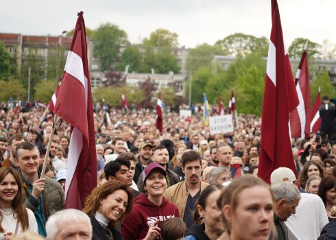 Pasākums Uzvaras parkā noslēdzās ar pasākumu vadītāju uzrunām un skaļām ovācijām, noslēgumā nodziedot mūžībā aizgājušā komponista Mārtiņa Brauna dziesmu "Saule, pērkons, Daugava".