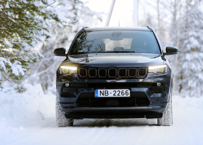 Ar kompasu nepazudīsi: "Deviņvīri" testē "Jeep Compass"