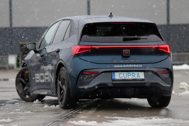 "Cupra Born".