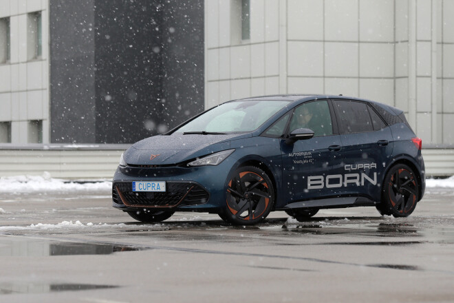 "Cupra Born".