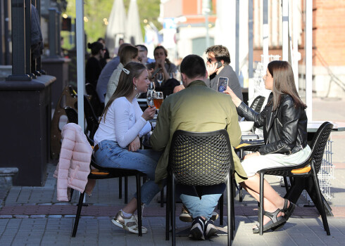 Latvijas iedzīvotāju satraukums par Covid-19 ir ievērojami mazinājies