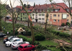 Spēcīgās vētrās un tornado Vācijā piektdienas vakarā ievainoti vairāki desmiti cilvēku.