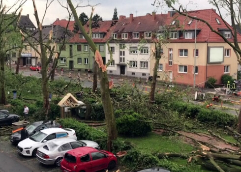 Spēcīgās vētrās un tornado Vācijā piektdienas vakarā ievainoti vairāki desmiti cilvēku.