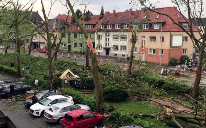 Spēcīgās vētrās un tornado Vācijā piektdienas vakarā ievainoti vairāki desmiti cilvēku.