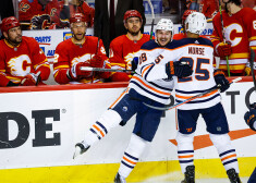 "Oilers" revanšējas "Flames" un sērijā panāk neizšķirtu; "Hurricanes" svin otro uzvaru