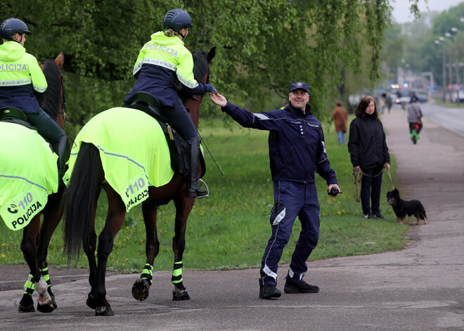 Policisti bēniņos aiz skursteņa atrod varmāku, kurš Āgenskalnā uzbruka jaunietim ar Ukrainas karogu