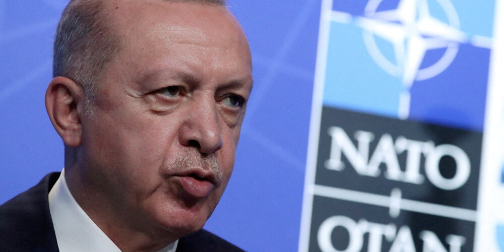 Erdogans mudina Zviedrijas premjeri izbeigt "teroristu" grupējumu atbalstīšanu