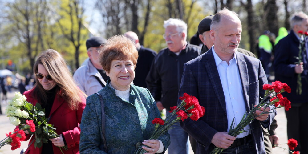 Eiropas parlamenta deputāte Tatjana Ždanoka un Latvijas Krievu savienības līdzpriekšsēdētājs Miroslavs Mitrofanovs pretēji policijas aicinājumam Ukrainas kara upuru piemiņas dienā nepulcēties pie padomju režīma memoriāliem, 2022. gada 9. maijā ieradušies nolikt ziedus pie pieminekļu kompleksa Uzvaras parkā.