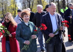 Eiropas parlamenta deputāte Tatjana Ždanoka un Latvijas Krievu savienības līdzpriekšsēdētājs Miroslavs Mitrofanovs pretēji policijas aicinājumam Ukrainas kara upuru piemiņas dienā nepulcēties pie padomju režīma memoriāliem, 2022. gada 9. maijā ieradušies nolikt ziedus pie pieminekļu kompleksa Uzvaras parkā.