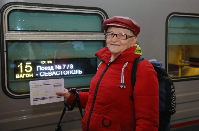 Lai no Maskavas vai Sanktpēterburgas nokļūtu līdz Krimas pludmalēm ar autobusu vai vilcienu, jāpatērē vismaz pusotra diena.