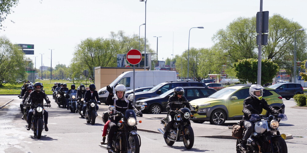 Motobraucēji Rīgā apvienojas braucienā "The 2022 Distinguished Gentleman's Ride"