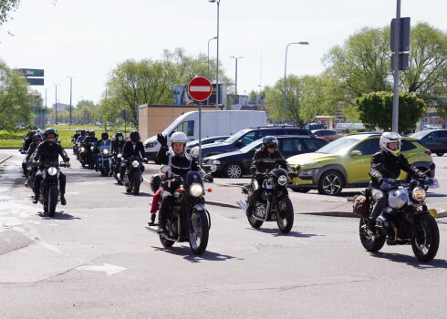 Motobraucēji Rīgā apvienojas braucienā "The 2022 Distinguished Gentleman's Ride"