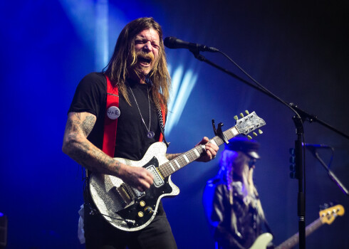 FOTO: koncertzālē "Palladium" pirmo reizi uzstājas amerikāņu rokgrupa "Eagles Of Death Metal"