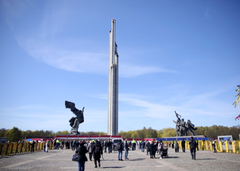 "Разобрать и в землю закопать?": Союз художников готов забрать на хранение демонтированные советские памятники