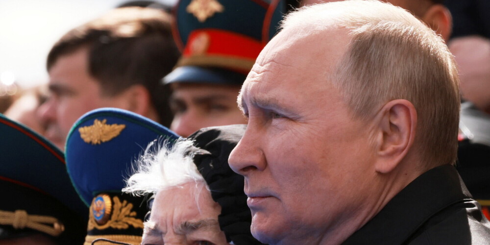 Путин стесняется носить очки, всегда опаздывает, не любит читать: раскрыты странные привычки президента РФ