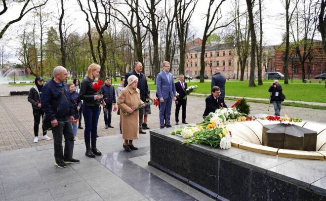 8. maijā Dubrovina (agrāk – Komjaunatnes) parkā Daugavpilī tika iekurināta “mūžīgā uguns” piecstaru zvaigznes deglī, pie kuras ziedus nolika pašvaldības vadība un Daugavpils konsulāta darbinieki.