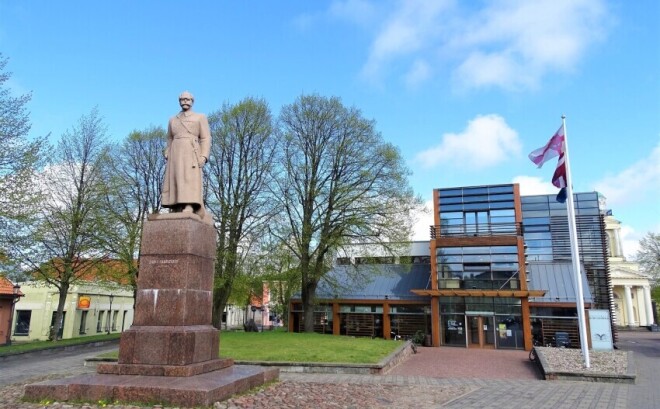 Ventspils centrā joprojām dižojas piemineklis sarkanajam strēlniekam Jānim Fabriciusam, kurš savulaik komandēja padomju Krievijas armijas vienības cīņā gan pret Latvijas, gan Igaunijas brīvības cīnītājiem.