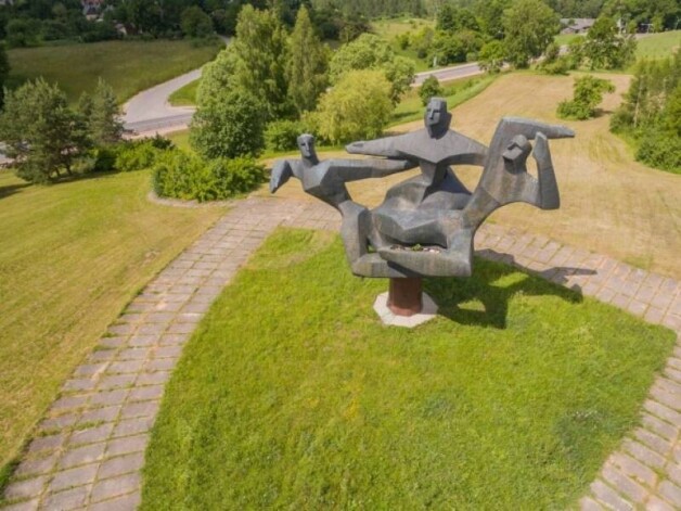 Daudzus tracina 1975. gadā uzslietais piemineklis Tukuma “atbrīvotājiem”.