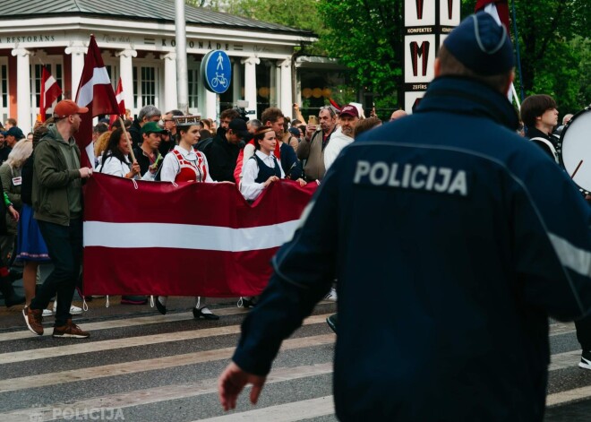 Apcietina vīrieti, kurš jaunietim uzbruka Ukrainas karoga dēļ