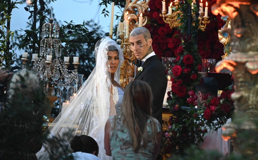 Kortnijas Kardašjanas un Trevisa Bārkera radi un bērni ļauj ieskaitīties trešajā kāzu ceremonijā