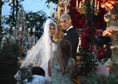 Kortnijas Kardašjanas un Trevisa Bārkera radi un bērni ļauj ieskatīties trešajā kāzu ceremonijā