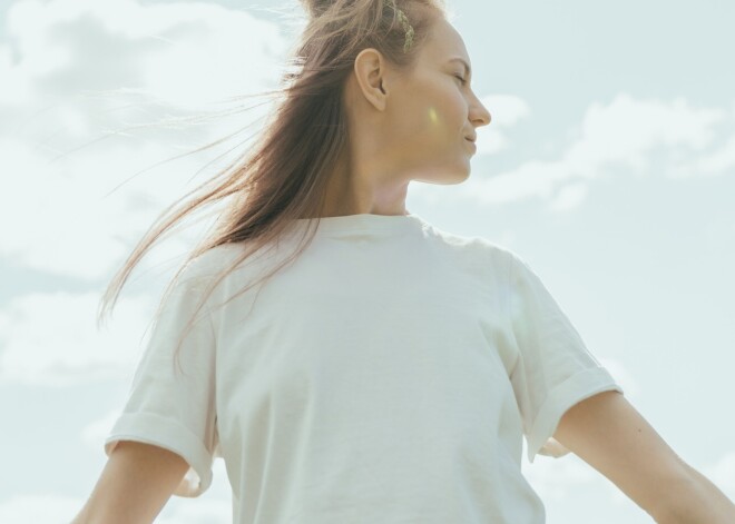 Как отстирать желтые пятна от пота в области подмышек на белой одежде?