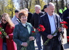 Eiropas parlamenta deputāte Tatjana Ždanoka un Latvijas Krievu savienības līdzpriekšsēdētājs Miroslavs Mitrofanovs pretēji policijas aicinājumam Ukrainas kara upuru piemiņas dienā nepulcēties pie padomju režīma memoriāliem, 2022. gada 9. maijā ieradušies nolikt ziedus pie pieminekļu kompleksa Uzvaras parkā.