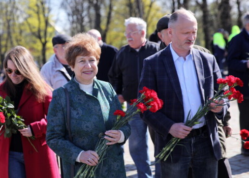 Eiropas parlamenta deputāte Tatjana Ždanoka un Latvijas Krievu savienības līdzpriekšsēdētājs Miroslavs Mitrofanovs pretēji policijas aicinājumam Ukrainas kara upuru piemiņas dienā nepulcēties pie padomju režīma memoriāliem, 2022. gada 9. maijā ieradušies nolikt ziedus pie pieminekļu kompleksa Uzvaras parkā.