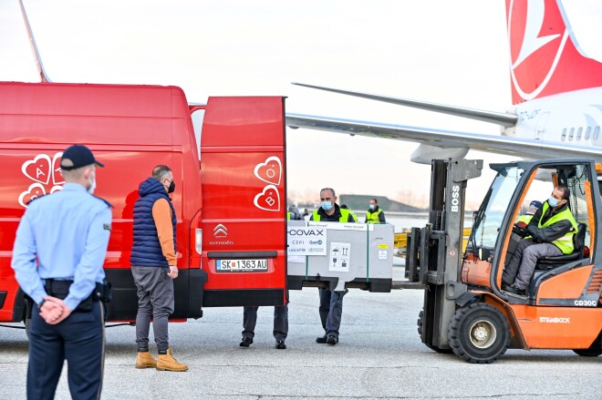 Covid-19 vakcīnas ceļo no vienas valsts uz otru, jo trūkt vakcinēties gribētāju.