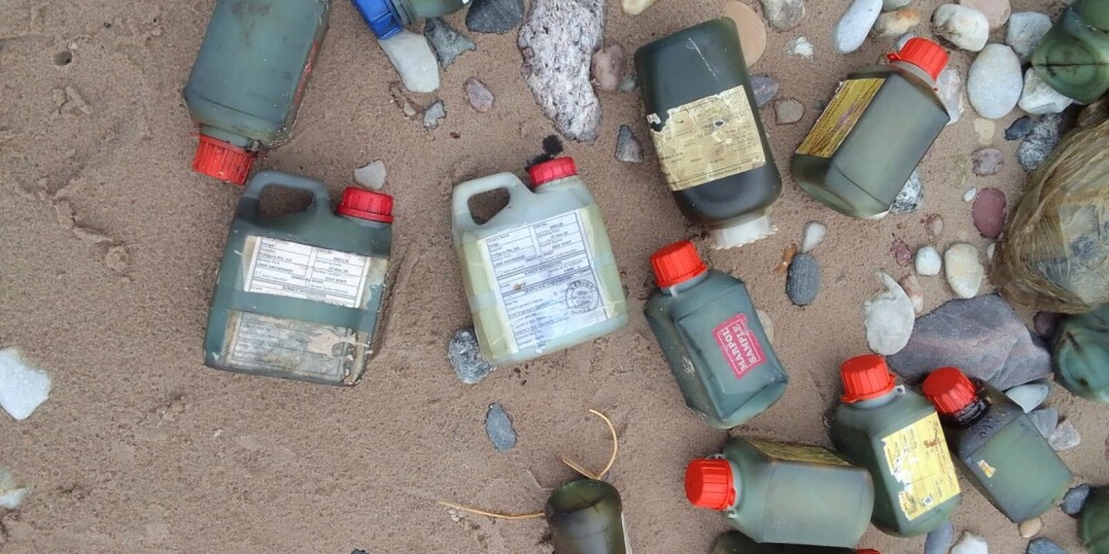 Iedzīvotājs Pāvilostas piekrastē atrod pudeles ar naftas produktu atliekām