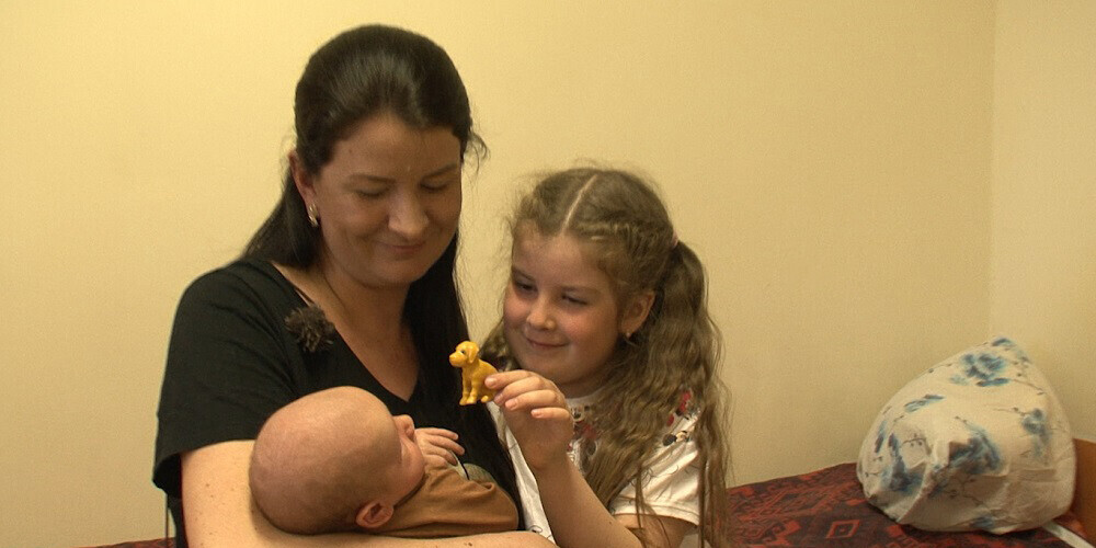 "Kā lai es strādāju, ja man ir tik mazs bērniņš?" Mēneša vecā Dāvida māmiņa spiesta kopā ar bērniem atgriezties Ukrainā