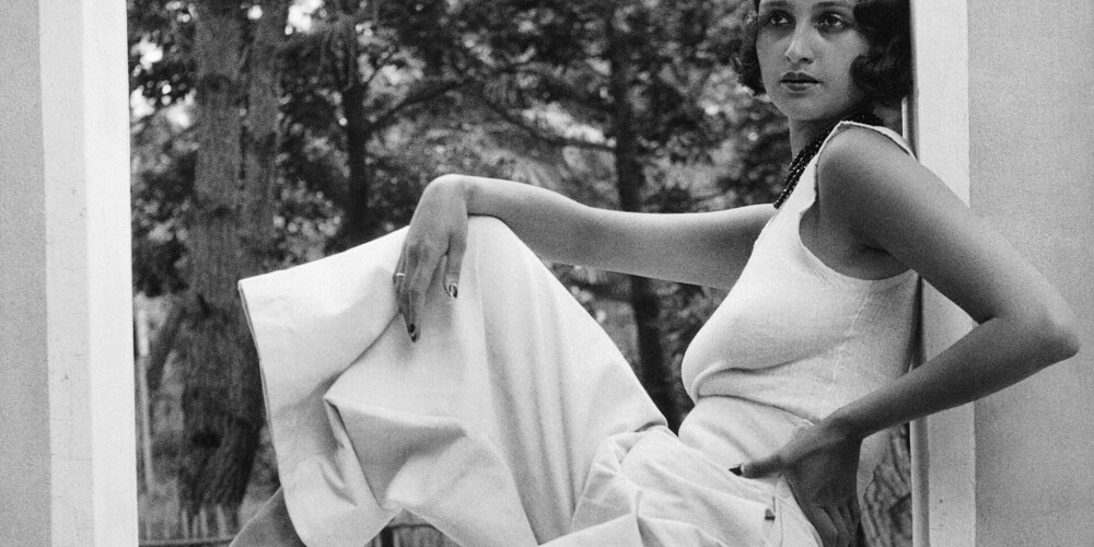 Румынская фотомодель Рене Перле на курорте Жуан-ле-Пен, 1930. Фото: Jacques Henri Lartigue