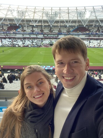 Maksims ar mīļoto meiteni Karīnu Olimpiskajā stadionā Londonā, kur spēle "West Ham United".