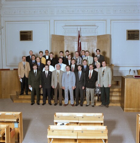 Latvijas hokeja izlases un Latvijas Hokeja federācijas pārstāvju vizīte pie Latvijas Republikas 6. Saeimas priekšsēdētāja Alfreda Čepāņa. Pirmā rinda – Leonīds Beresņevs, Uģis Magonis, Helmuts Balderis, Alfreds Čepānis, Ēriks Kaža, Kirovs Lipmans, Einārs Fogelis; otrā rinda – Māris Baldonieks, Sergejs Seņins, Aleksandrs Semjonovs, Juris Klodāns, Harijs Vītoliņš III, Ulvis Katlaps, Normunds Sējējs, Visvaldis Nagobads, Valija Drauga; trešā rinda – Sergejs Zaharovs, Sergejs Boldaveško, Harijs Vītoliņš II, Andrejs Ignatovičs, Leonīds Tambijevs, Igors Bondarevs, Aigars Cipruss, Zigvards Salcēvičs, Artūrs Kupaks, Gunārs Jākobsons, Sergejs Žoltoks.