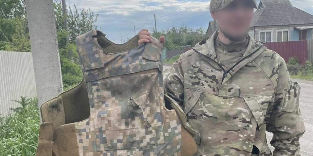 FOTO: Latvijas spēku bruņuveste paglābusi ukraiņu karavīru no okupantu lodēm