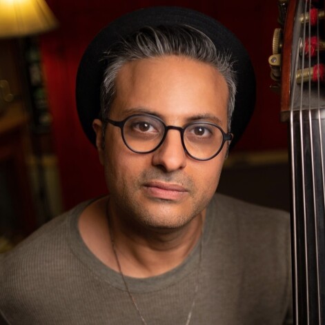 Kontrabasists un multiinstrumentālists Ādams Ben Ezra.
