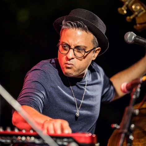Kontrabasists un multiinstrumentālists Ādams Ben Ezra.