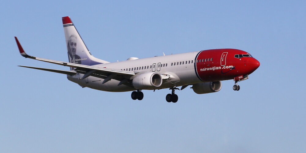 Norvēģijas zemo cenu aviokompānija "Norwegian" lidmašīna.