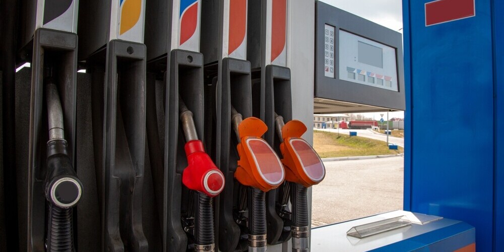 Прикрыли бензиновый туризм: Венгрия ввела ограничения на заправку иностранных автомобилей