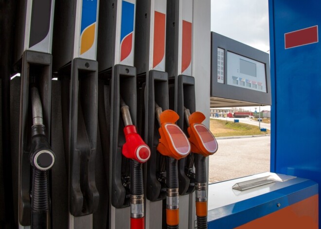 Прикрыли бензиновый туризм: Венгрия ввела ограничения на заправку иностранных автомобилей