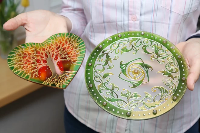 Īpaši tuvi, apgleznojot stiklu, Marijai ir augu motīvi.