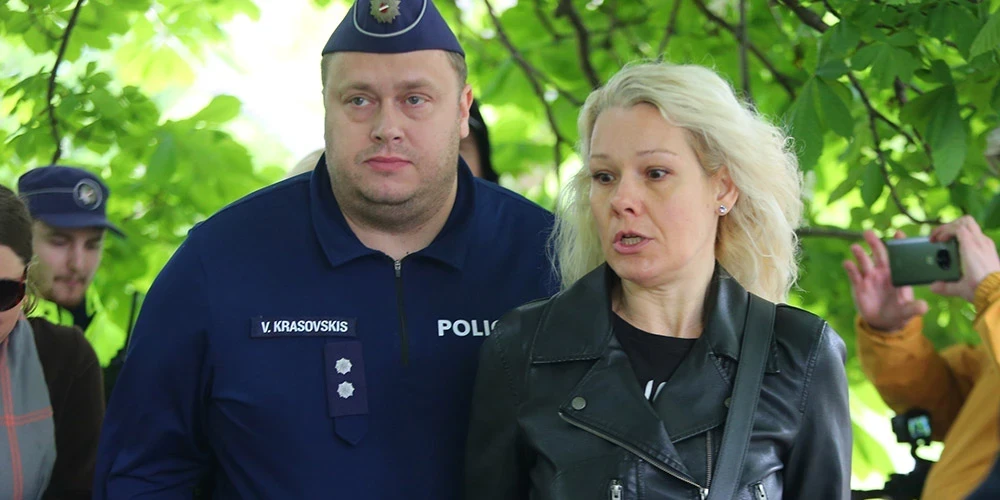 Uzvaras parka apkārtnē tiek aizturēta  sieviete, kura atteicās atklāt savu identitāti.