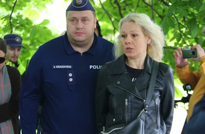 Uzvaras parka apkārtnē tiek aizturēta sieviete, kura atteicās atklāt savu identitāti.