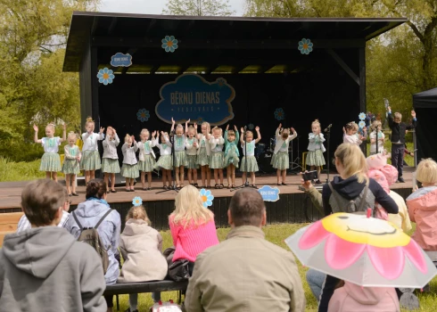 Ar dejām, dziesmām, sacensībām un vienkāršu dauzīšanos šodien Rīgā norisinās Bērnu dienas festivāls