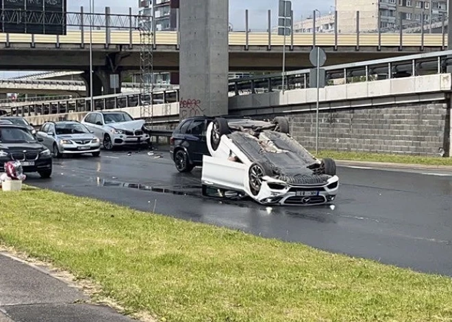 "Он летел в кучу машин и даже не тормозил": в Риге BMW на огромной скорости сбил Mercedes