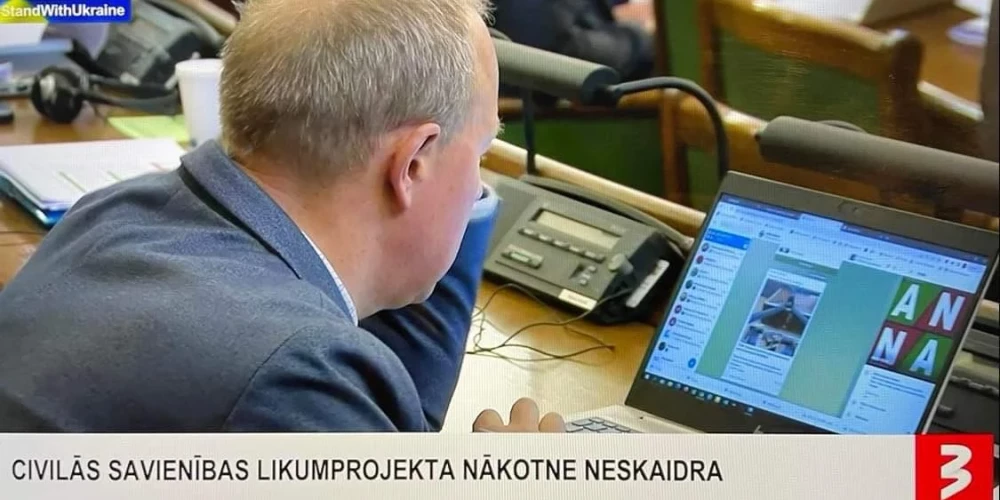 FOTO: saskaņietis Kabanovs Saeimā skatās “Z” propagandu datorā, tad stāvus aplaudē Zelenskim