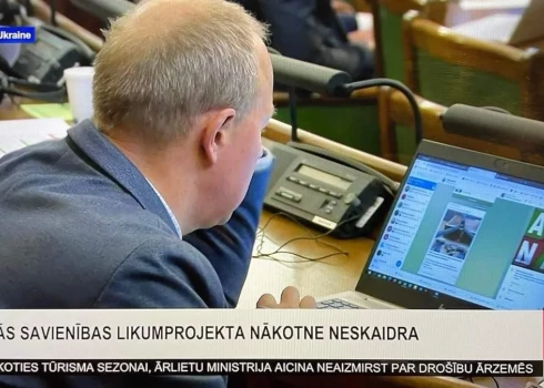 FOTO: saskaņietis Kabanovs Saeimā skatās “Z” propagandu datorā, tad stāvus aplaudē Zelenskim